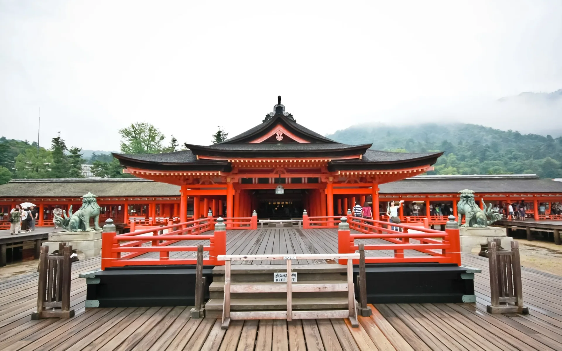 Kontrastreiches Japan ab Tokio: Hiroshima: Itsukusima shrine miyajima island