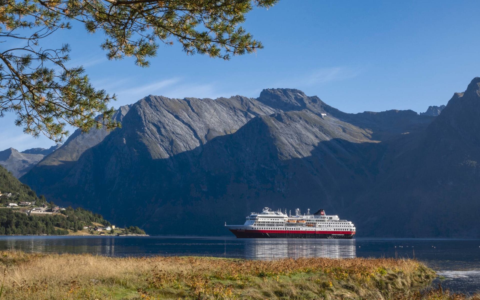 Die klassische Postschiffroute: Bergen - Kirkenes - Bergen: Hjorundfjord_Norway_HGR_148102_Photo_Andrea_Klaussner