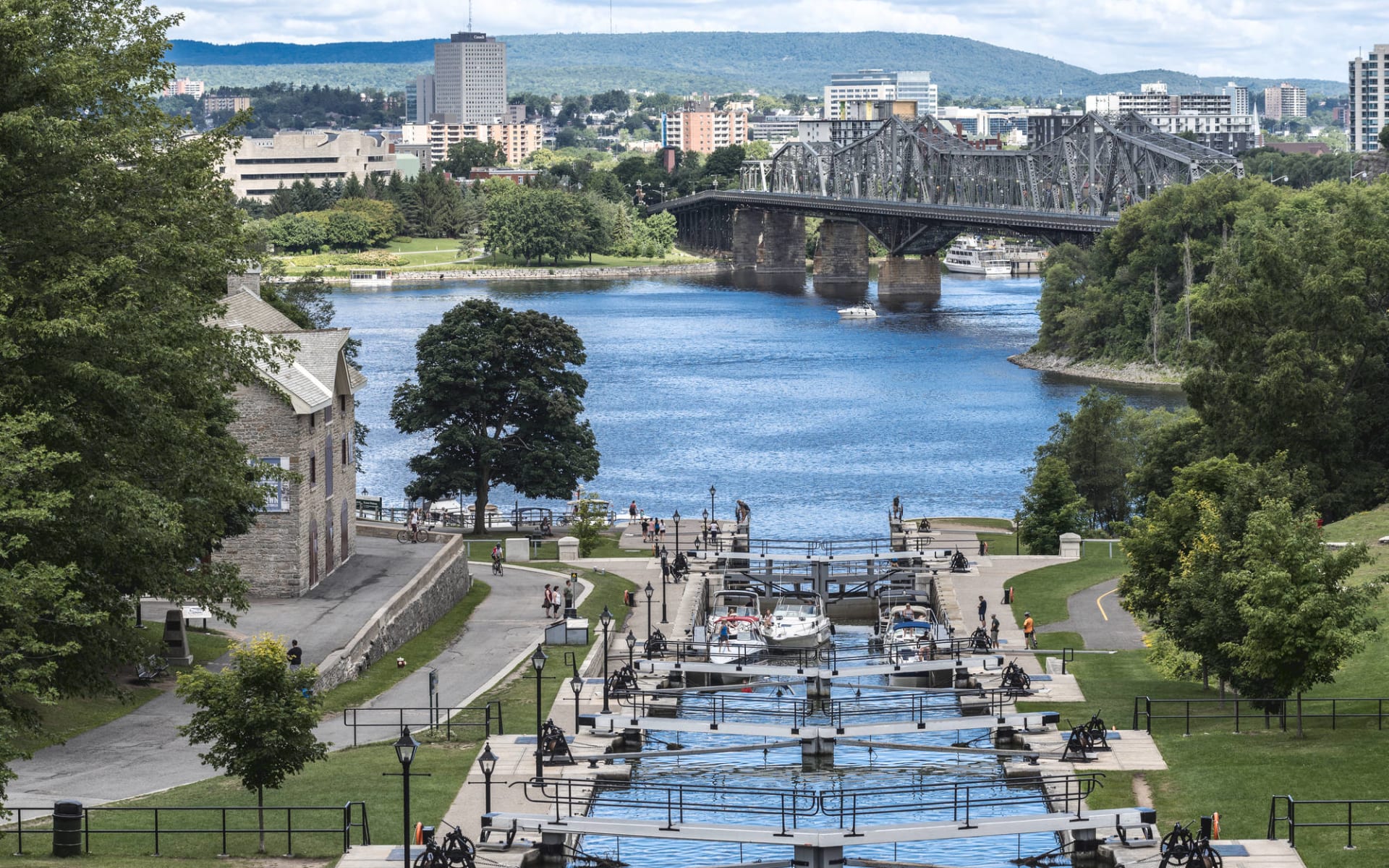 Ostkanada Highlights 9 Tage ab Montréal: Kanada - Ottawa in Ontario - Blick auf den Rideau Canal