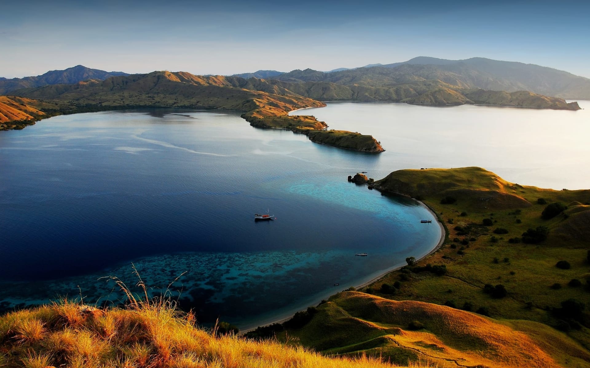 Komodo - Inseln der Warane ab Labuan Bajo: Komodo island in indonesia sunset