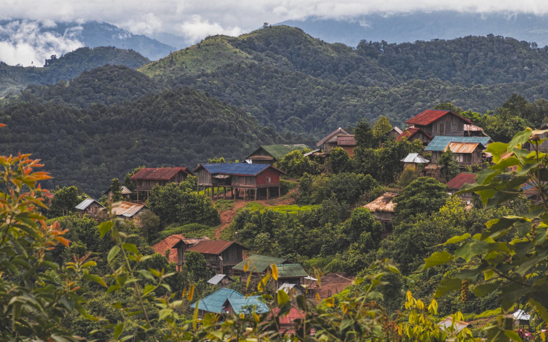 Nord-Laos mit dem Zug ab Luang Prabang: Laos Akha hilltribe village Luang Namtha