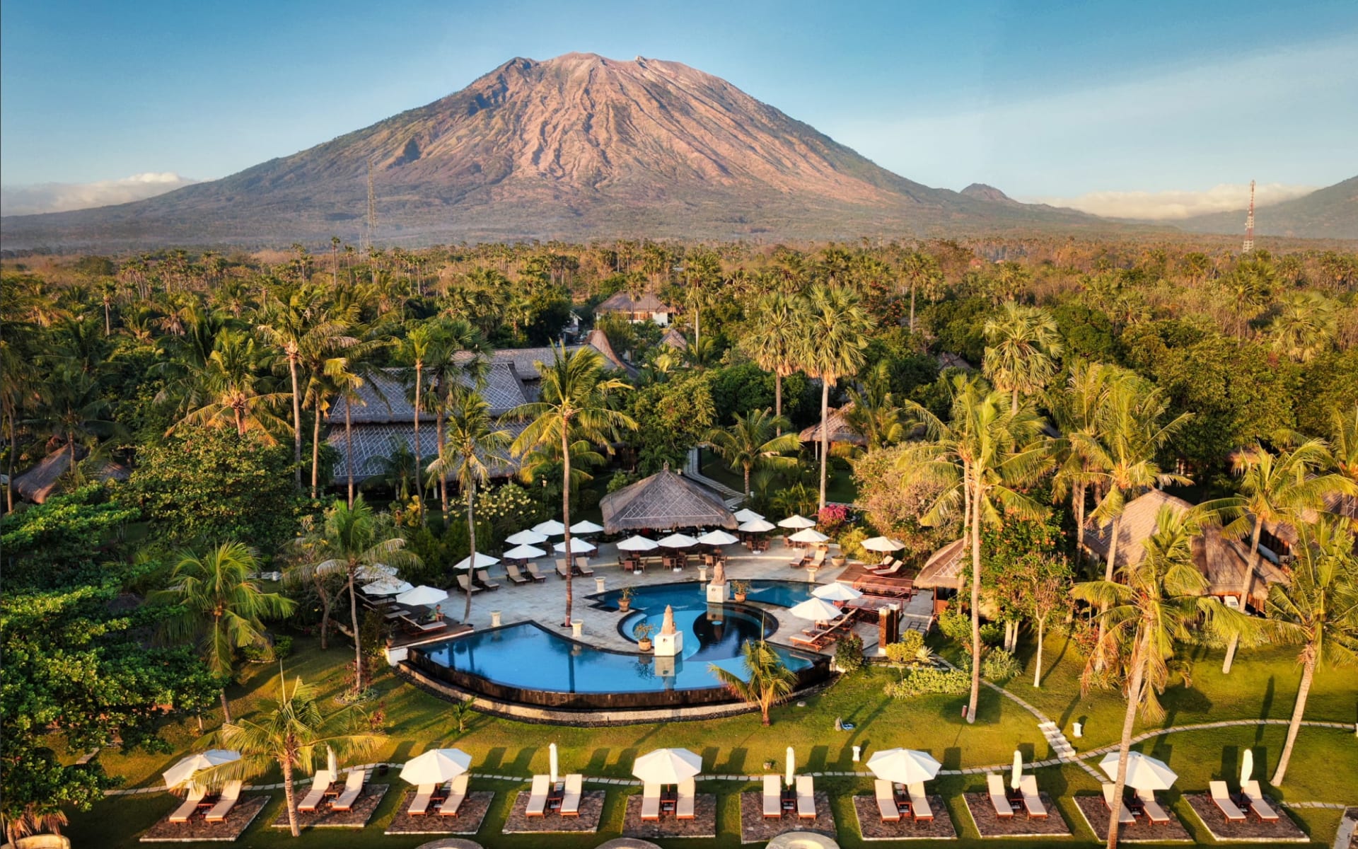 Siddhartha Oceanfront Resort & Spa in Ostbali: Aerial View Oceanfront and Mount Agung