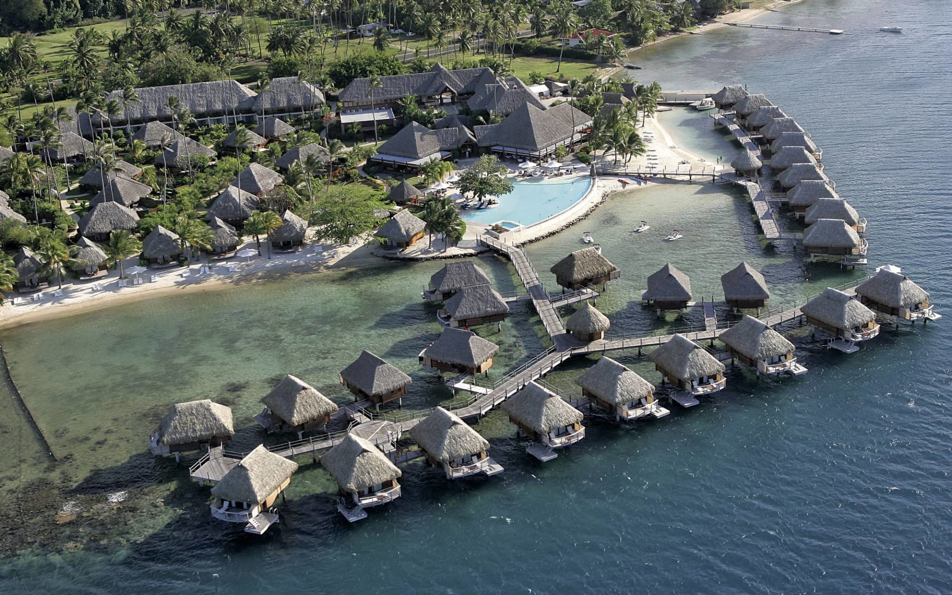 Manava Beach Resort & Spa in Moorea:  Moorea Pearl Resort & Spa - Vogelperspektive auf gesamte Anlage