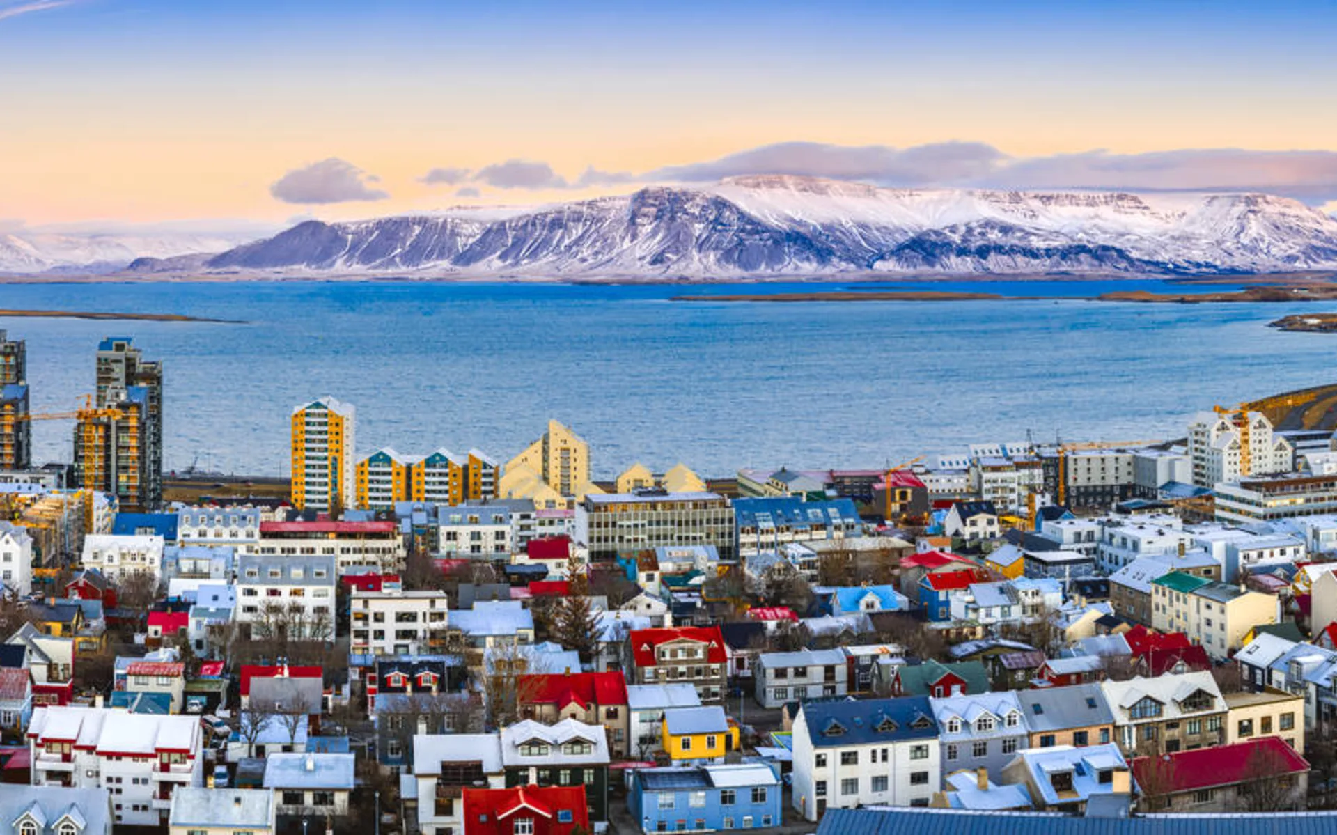 22 Hill in Reykjavik: Luftbild der Innenstadt Reykjavik bei Sonnenuntergang