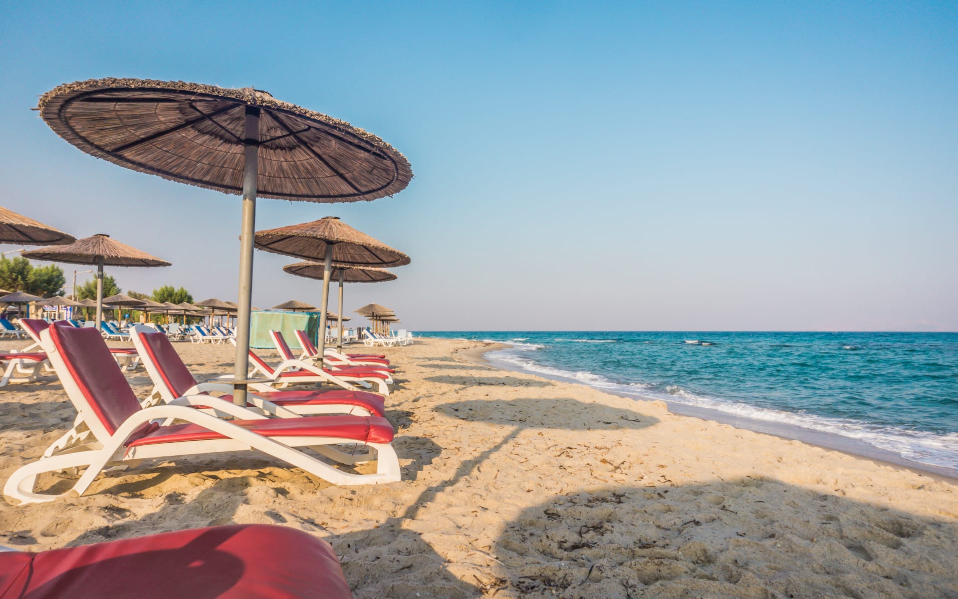 Badeferien im Caravia Beach Hotel ab Kos: Marmari Beach Liegestühle Kos Griechenland