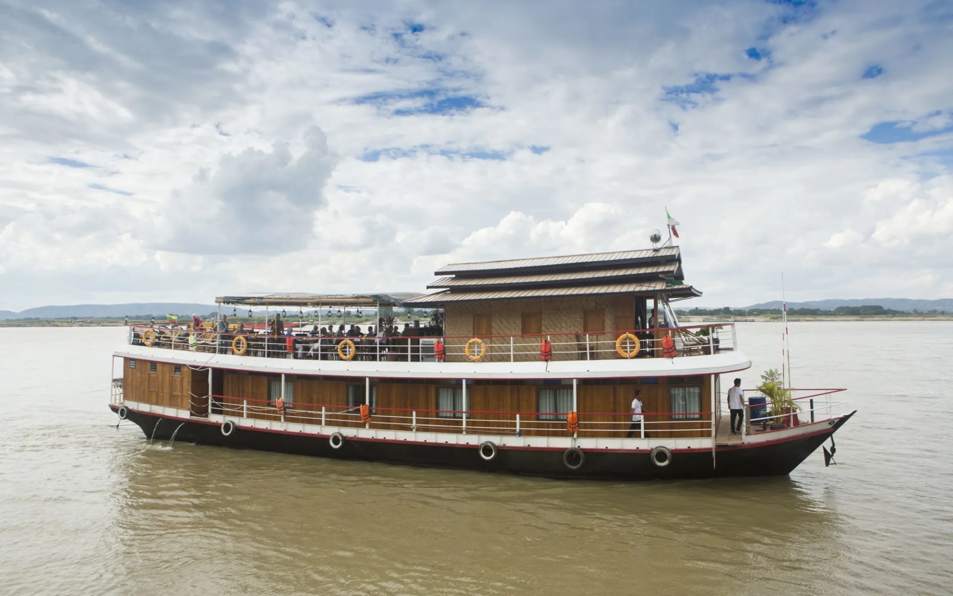 Flussfahrt auf dem mystischen Irrawaddy ab Bhamo: Metta Cruises