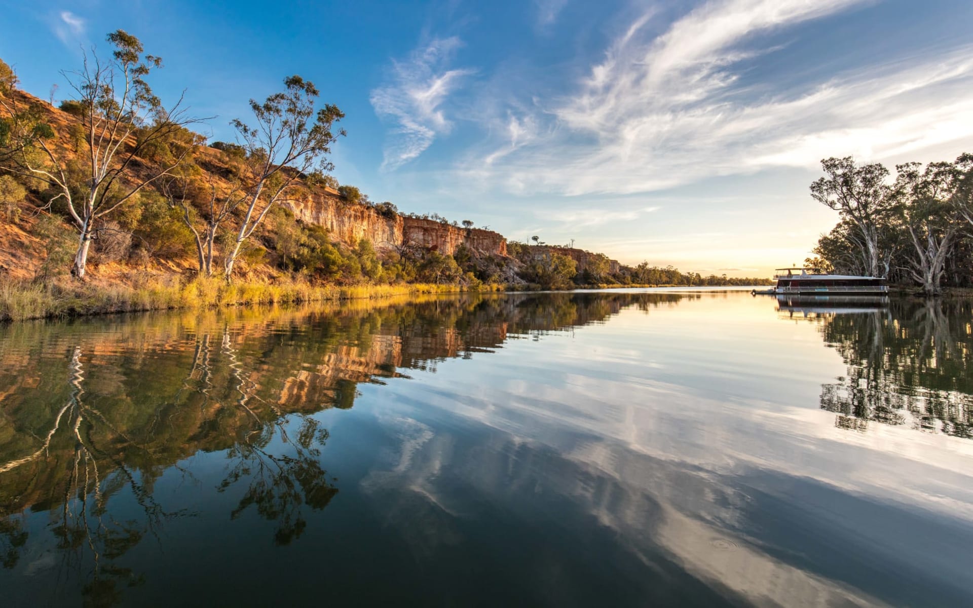 Great Ocean Road & Beyond ab Melbourne: Murray River - reflections cliffs