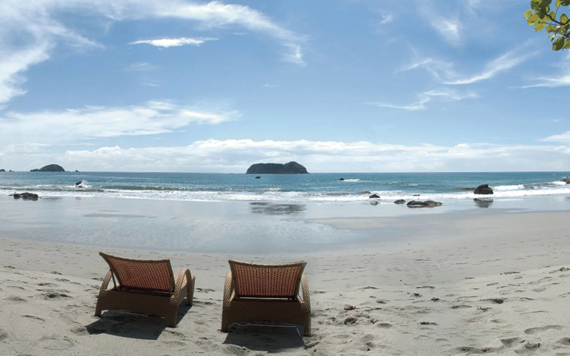 Arenas Del Mar Beachfront & Rainforest Resort in Manuel Antonio: natur arenas del mar strand liegestühle