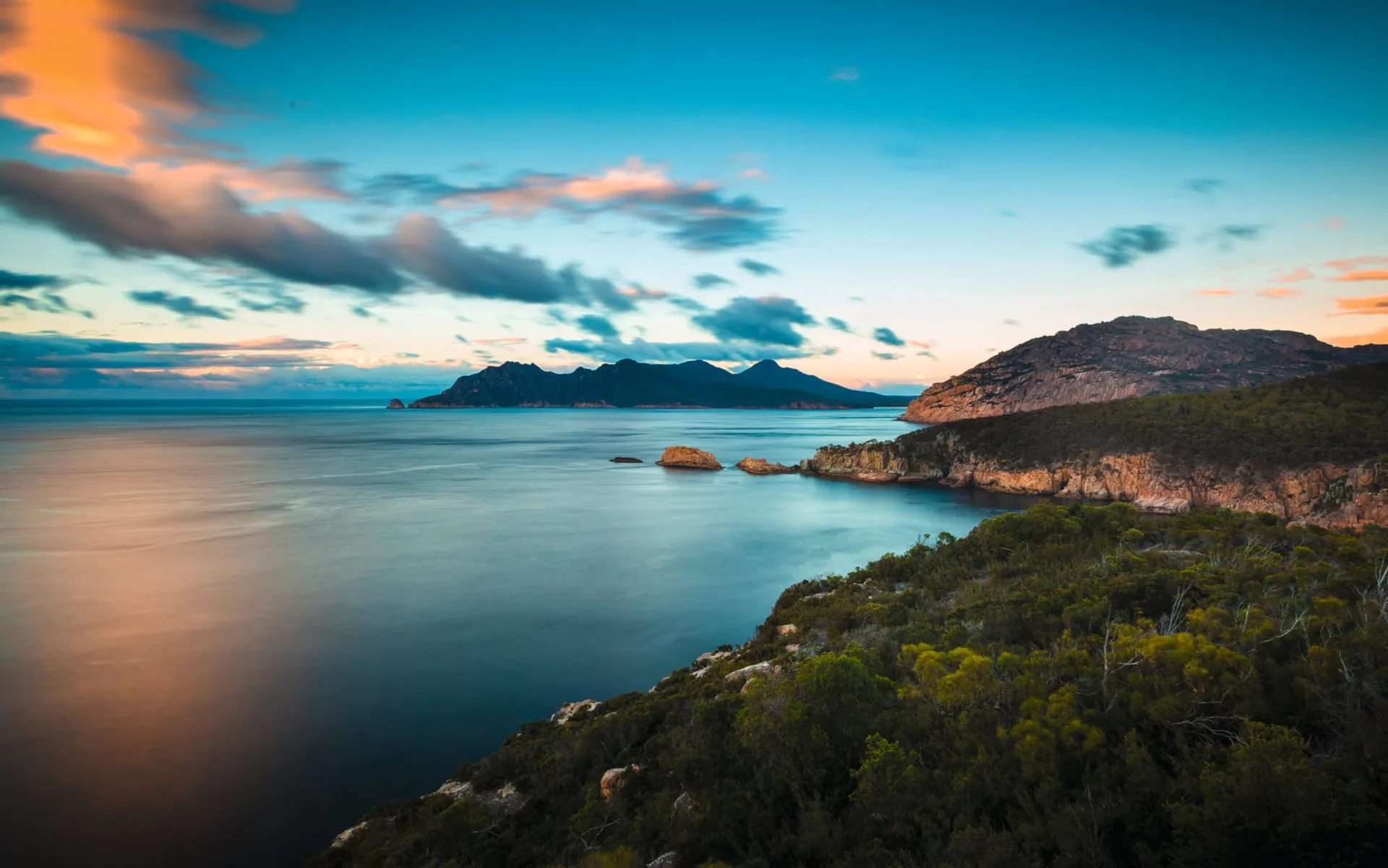 Freycinet Lodge in Coles Bay: Natur Freycinet Nationalpark Tasmanien Australien  Blick auf die Wineglass Bay  c shutterstock_630638762 2017