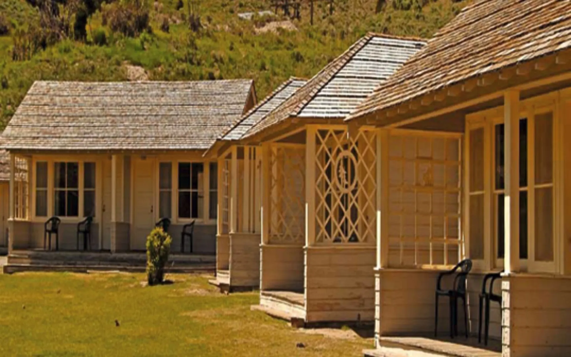 Mammoth Hot Springs Hotel & Cabins in Yellowstone National Park: natur mammoth hot springs hotel and cabins kleine hütten berge