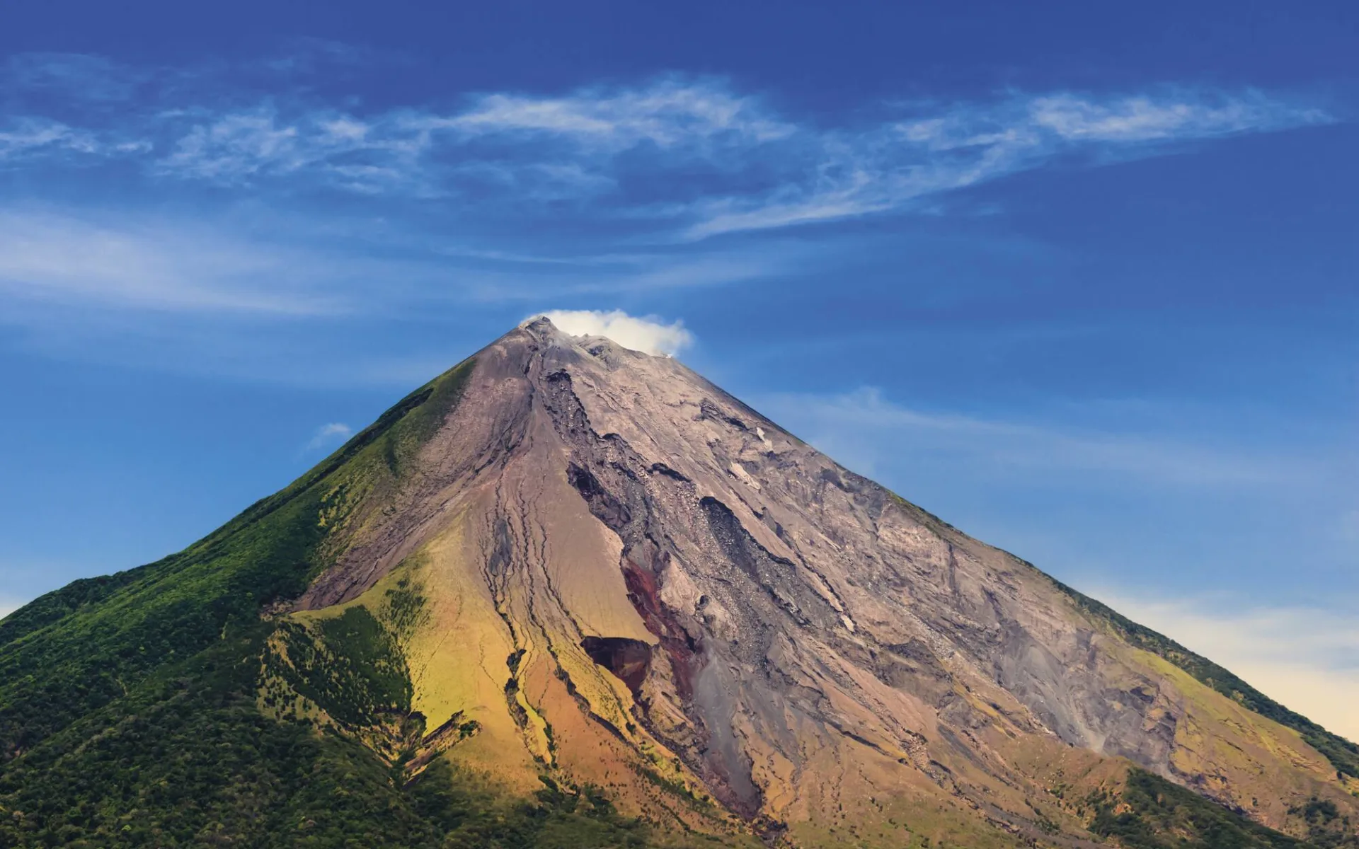Nicaragua Komplett ab Managua: Nicaragua - Vulkan Ometepe - Blick auf farbigen Vulkan