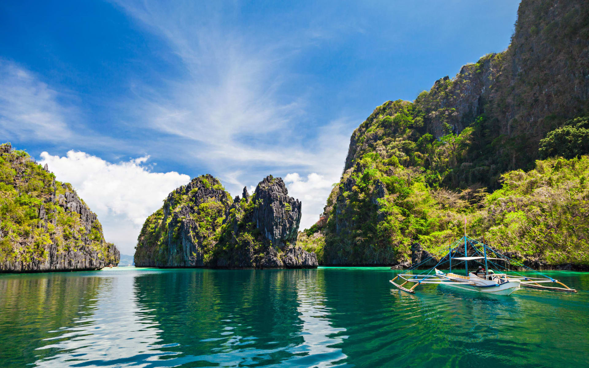 Traumhaftes Palawan: Palawan traditional filippino boat in the sea