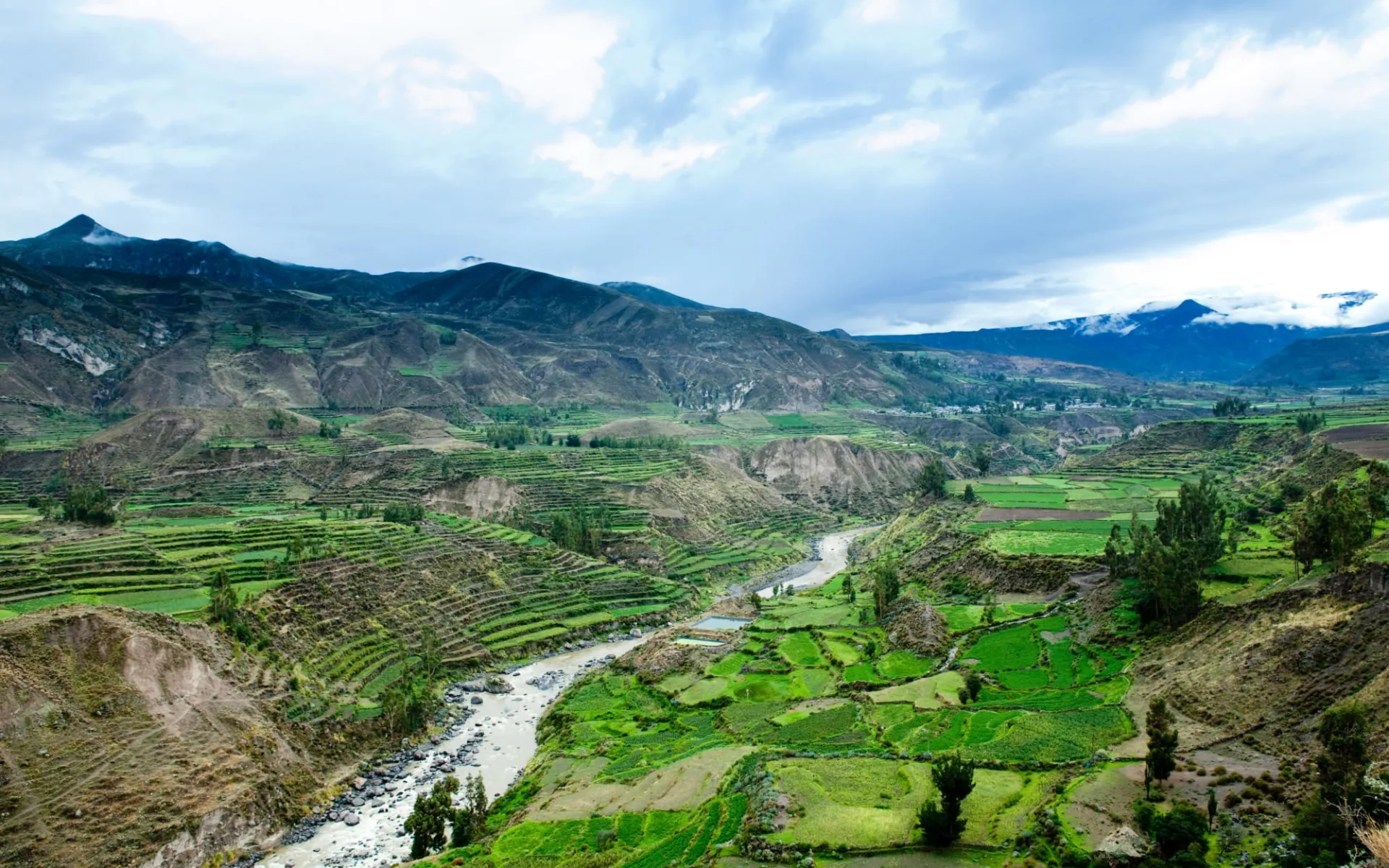 Arequipa und der Colca Canyon: Peru - Colca - Tal mit Fluss