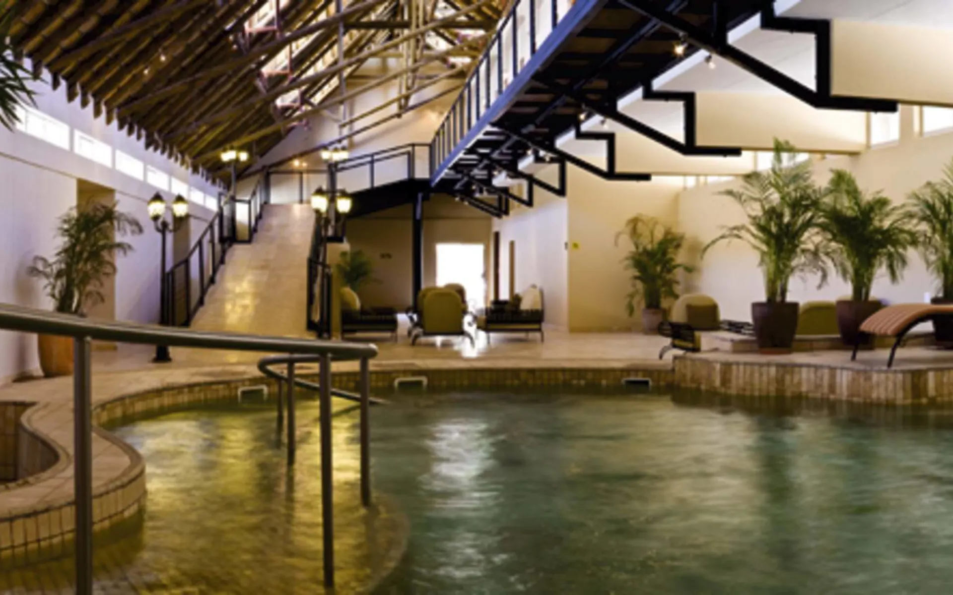 Ai Ais Hotsprings Spa in Fish River Canyon: Pool Ai Ais Hotsprings Spa Innenpoollandschaft