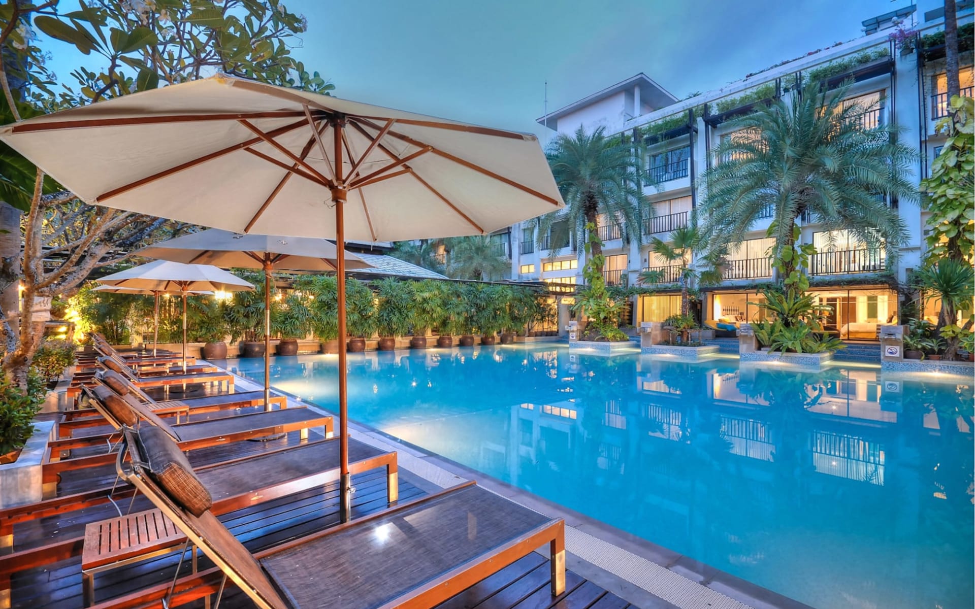 Burasari in Phuket: Evening mood at the pool