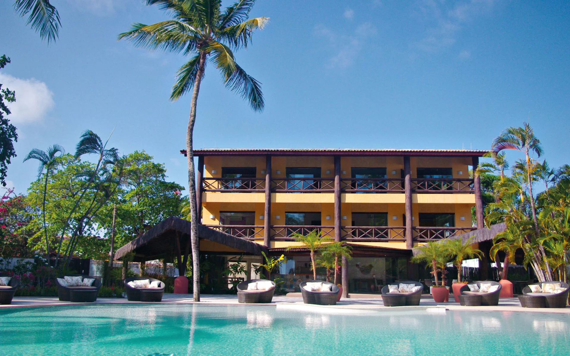 Iara Beach Boutique Hotel in Salvador da Bahia: Exterior Iara Beach Resort - Brasilien Aussen mit Pool, Palmen und Ratan Möbel c Compass