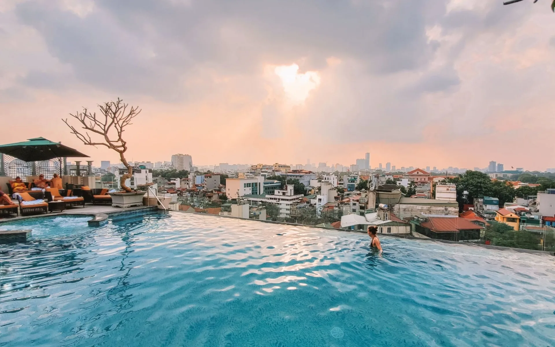 Peridot Grand Luxury Boutique Hotel in Hanoi:  Infinity Pool