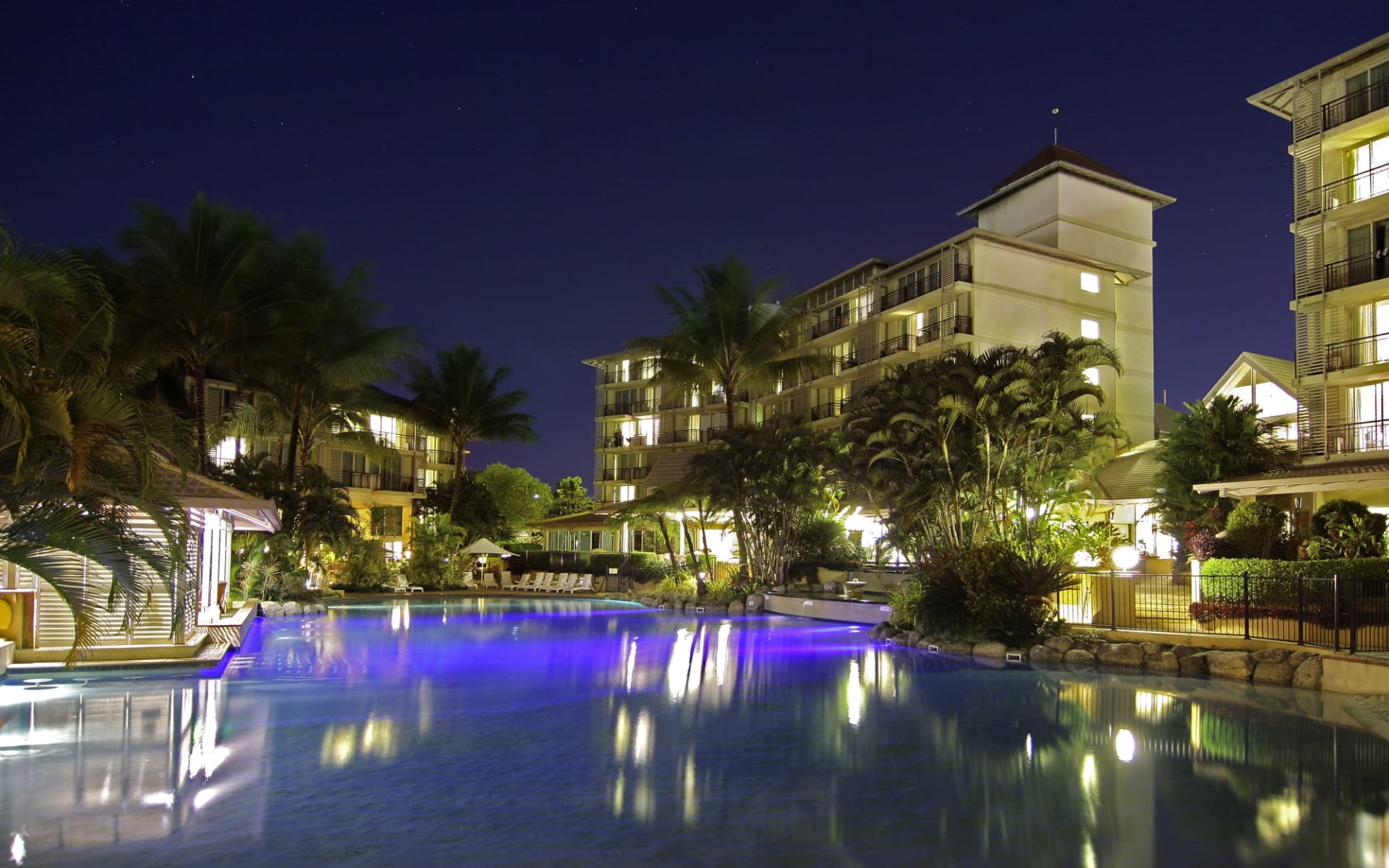 Novotel Cairns Oasis Resort: Pool Novotel Cairns Oasis Resort Hotel Anlage bei Nacht