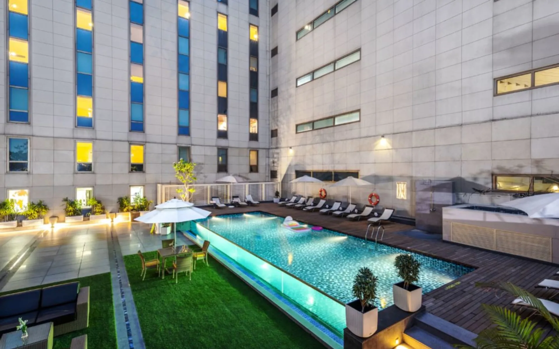 ibis New Delhi Aerocity:  Pool