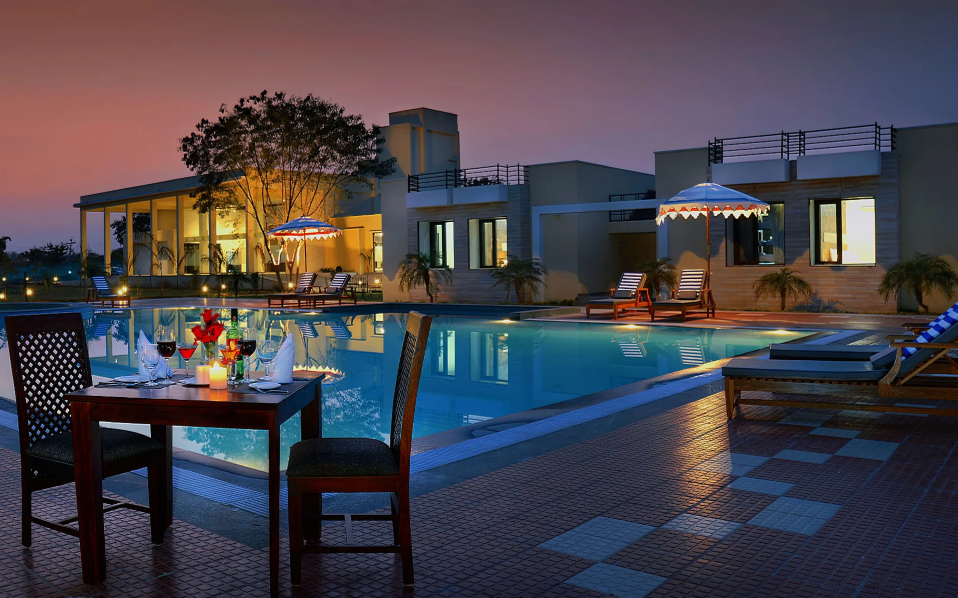 Jungle Vilas in Ranthambore:  Pool view