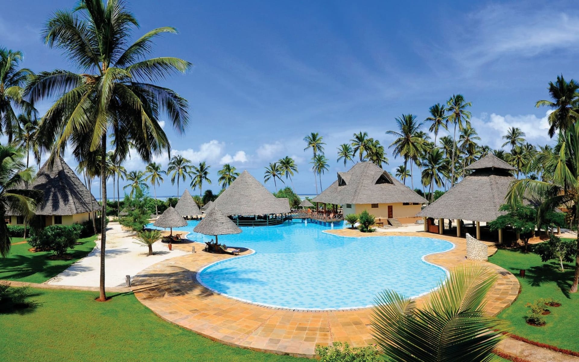 Neptune Pwani Beach Resort & Spa in Zanzibar Ostküste: Pwani Main Pool