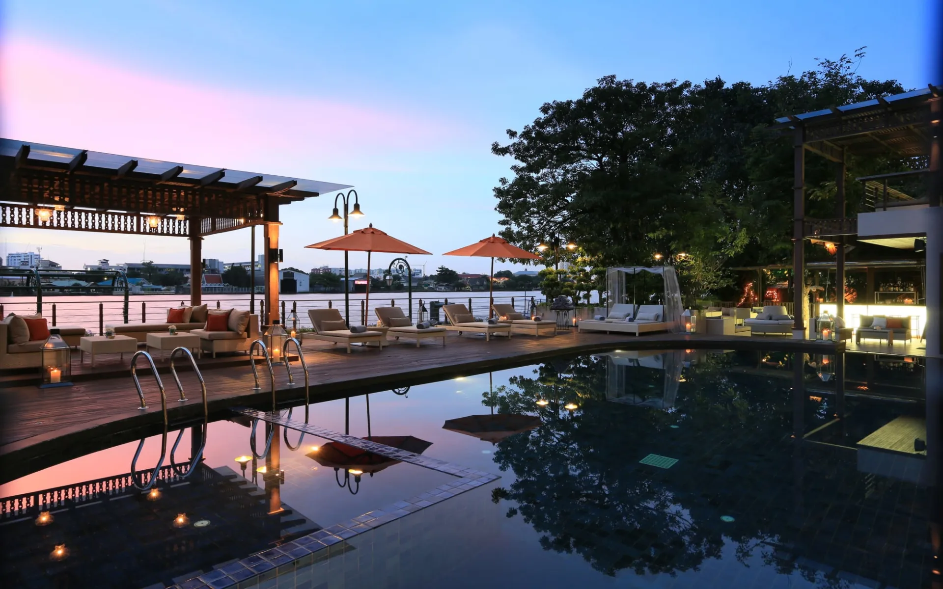 Riva Surya in Bangkok: Swimming Pool Sunset