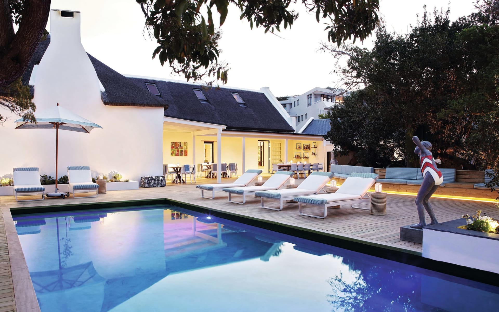 The Old Rectory in Plettenberg Bay: The Old Rectory - Swimmingpool mit Liegestühlen