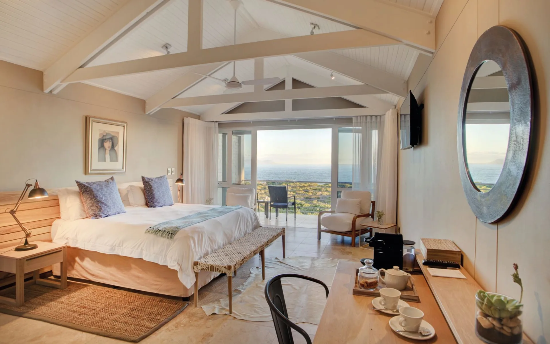 Abalone Guest Lodge in Hermanus: Abalone Guest Lodge - Zimmer mit Bett und Aussicht