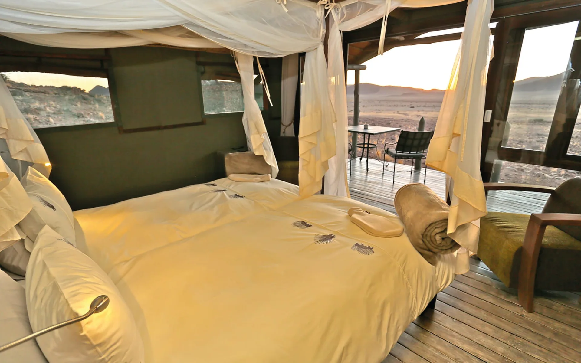 Namib Outpost in Sesriem: Desert Homestead Outpost schlafzimmer mit Blick zur Veranda