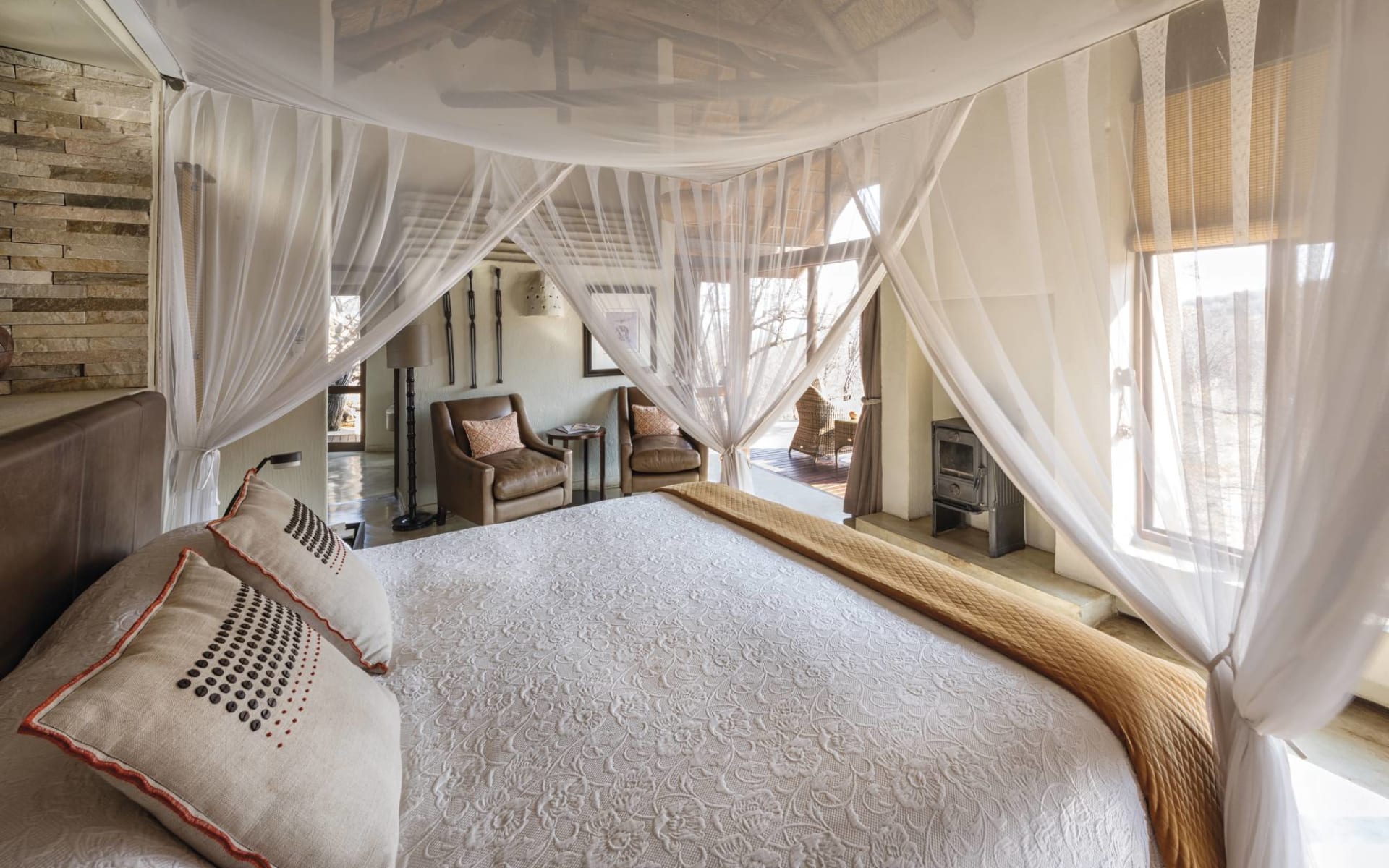 Impodimo Game Lodge in Madikwe Game Reserve:  Impodimo Game Lodge - zimmer mit Bett und Feuerstelle