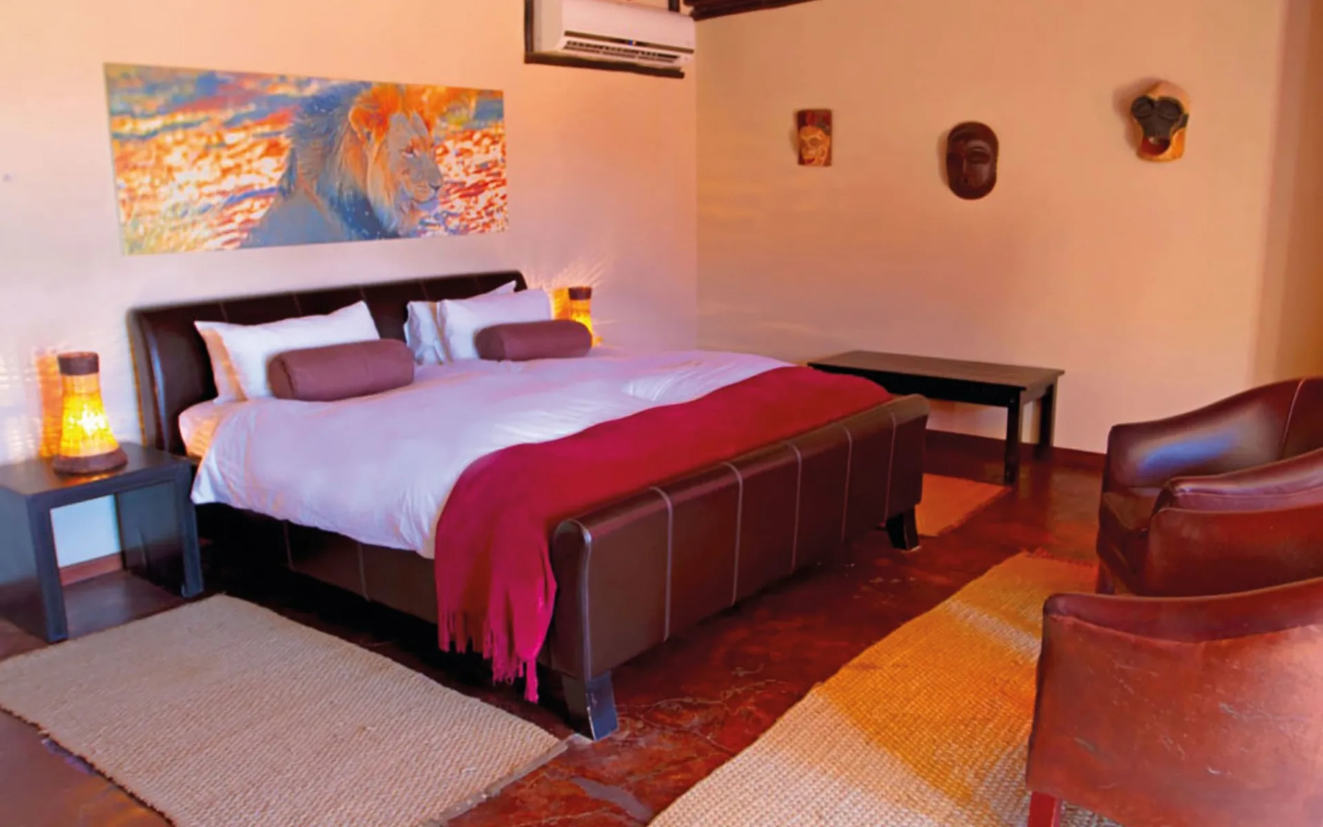 Intu Africa Zebra Kalahari Lodge in Mariental:  Intu Africa Zebra Lodge - Schlafzimmer mit Bett