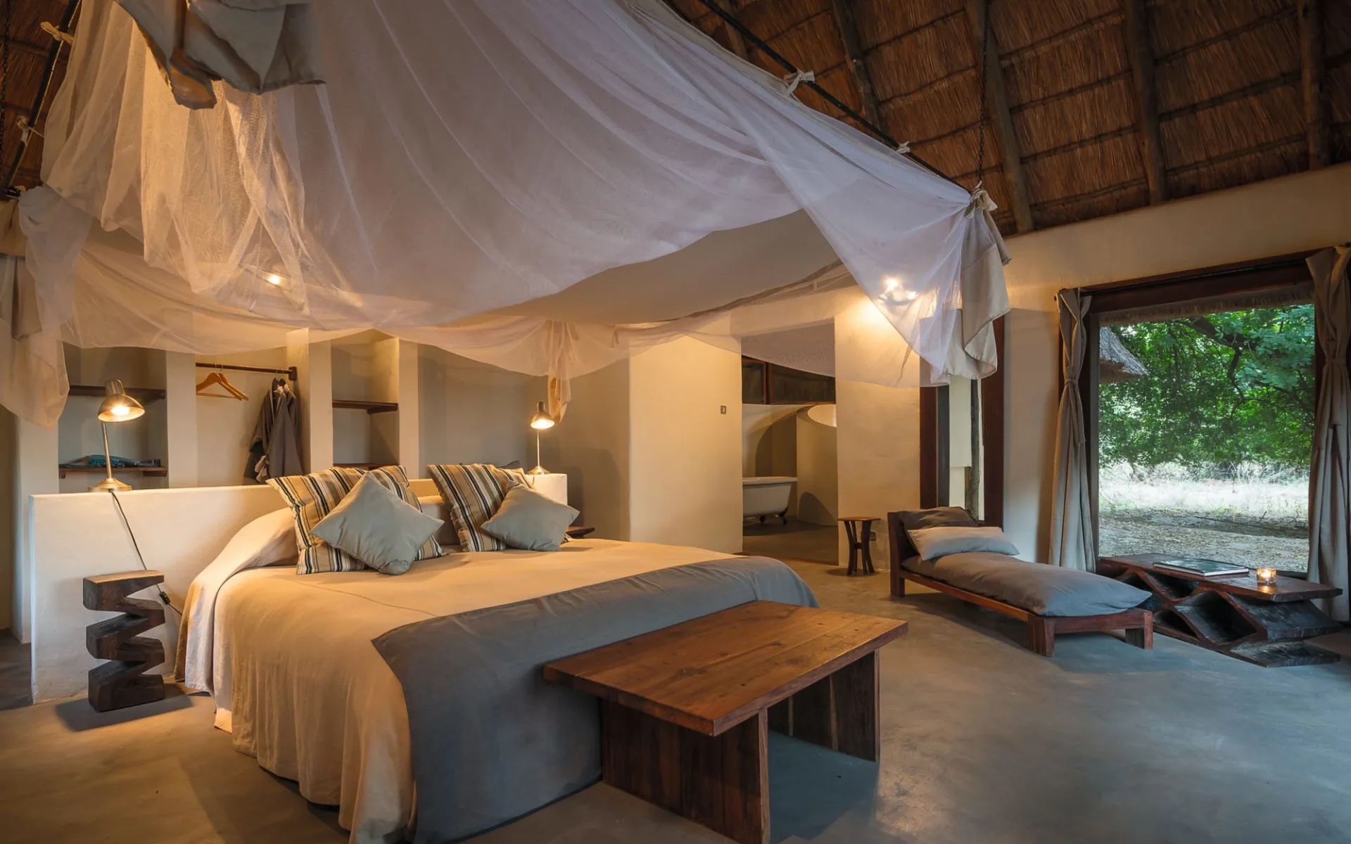 Luangwa River Camp in South Luangwa: Luangwa River Camp - Zimmer mit Bett c Robin Pope Safaris