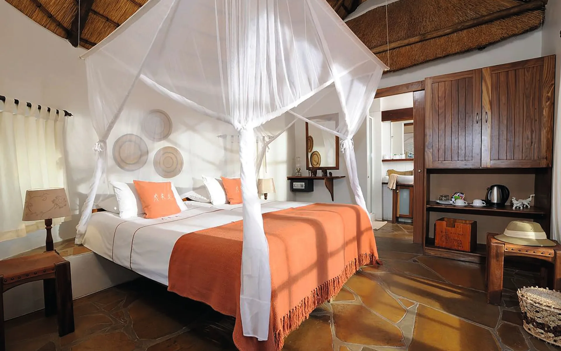 Onguma Forest Camp in Etosha Nationalpark: Mokuti Etosha Lodge - Etosha Aoba