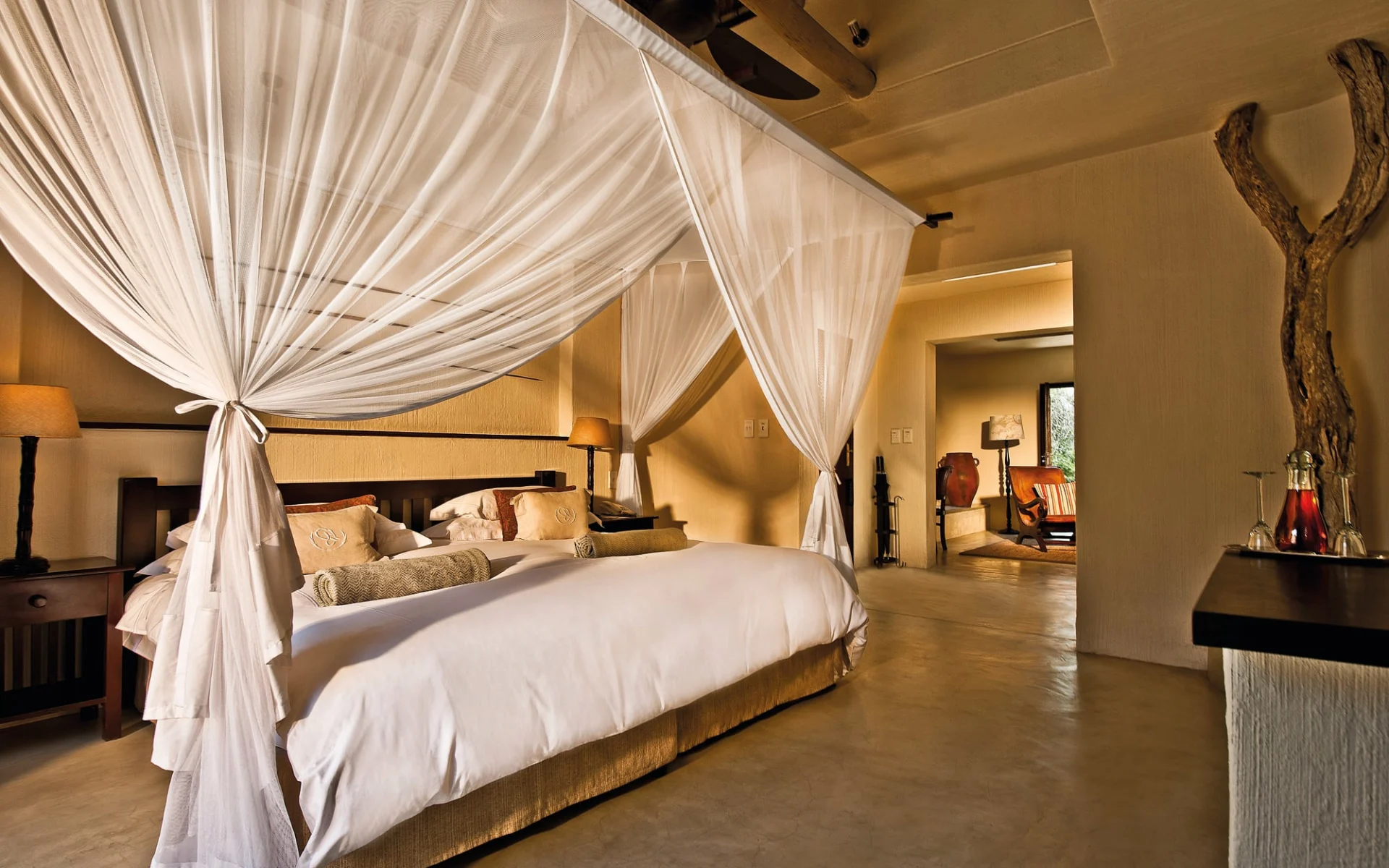 Sabi Sabi Bush Lodge in Sabi Sands:  Sabi Sabi Bush Lodge - Luxury Suite mit Bett