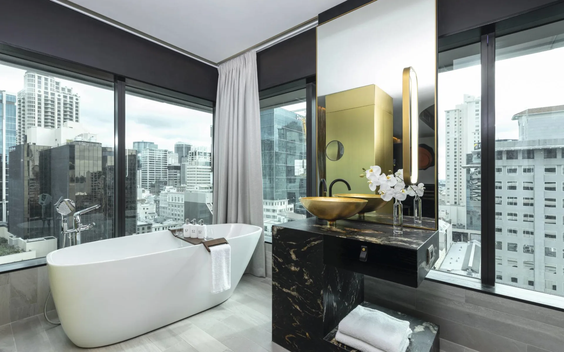 SO/ Auckland: zimmer SO Sofitel Auckland - Badezimmer mit Sicht auf Stadt