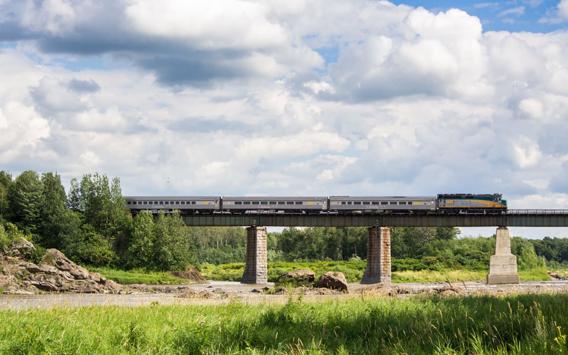 Individuelle Bahnreise zu den grossen Städten Ostkanadas ab Toronto: RS113_VIA_Train_Corridor