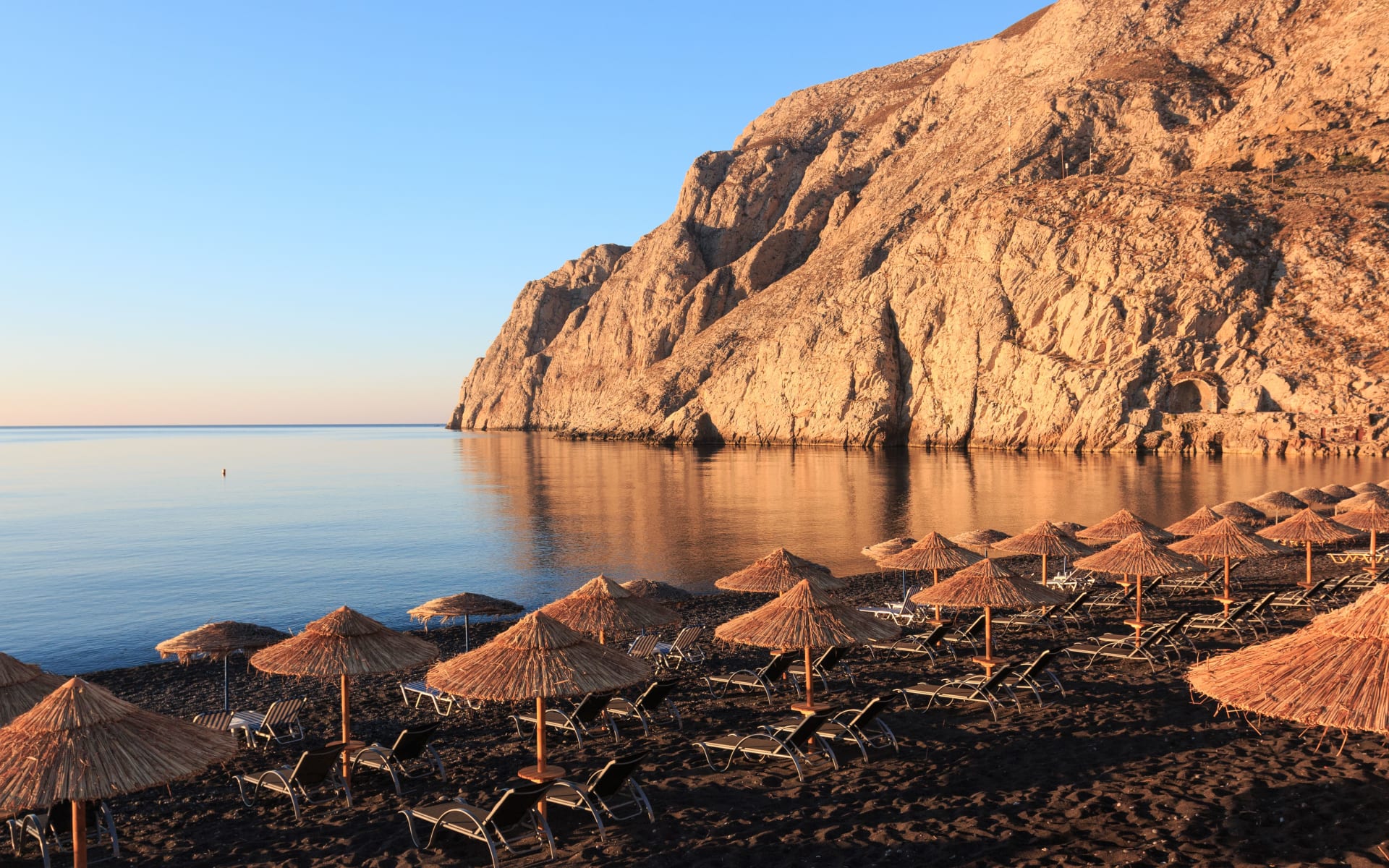 Badeferien im Volcano View Hotel ab Santorini: Santorini_Beach_