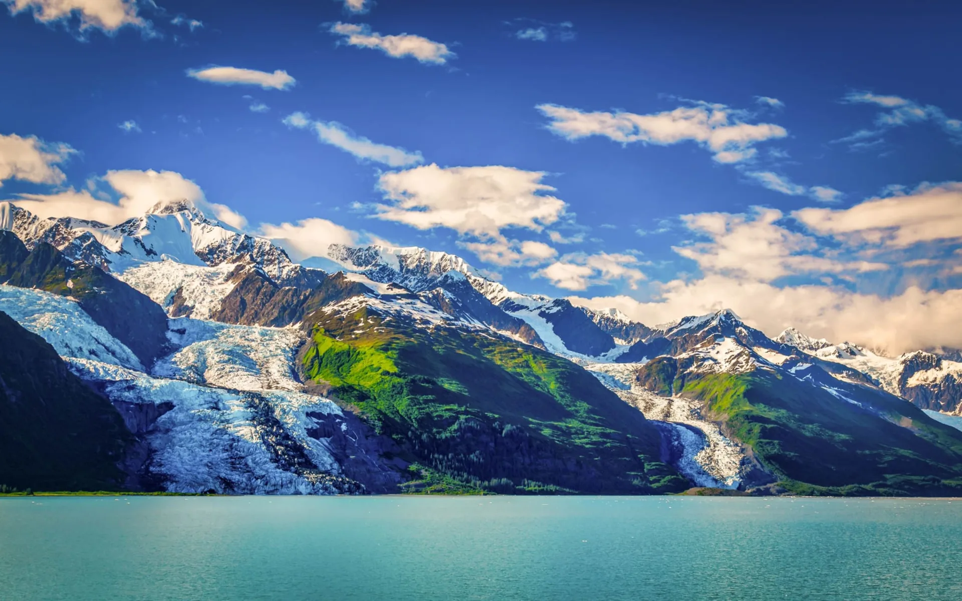 Bear Track Inn in Glacier Bay National Park: shutterstock_1221058726_glacierbaynatinoalpark