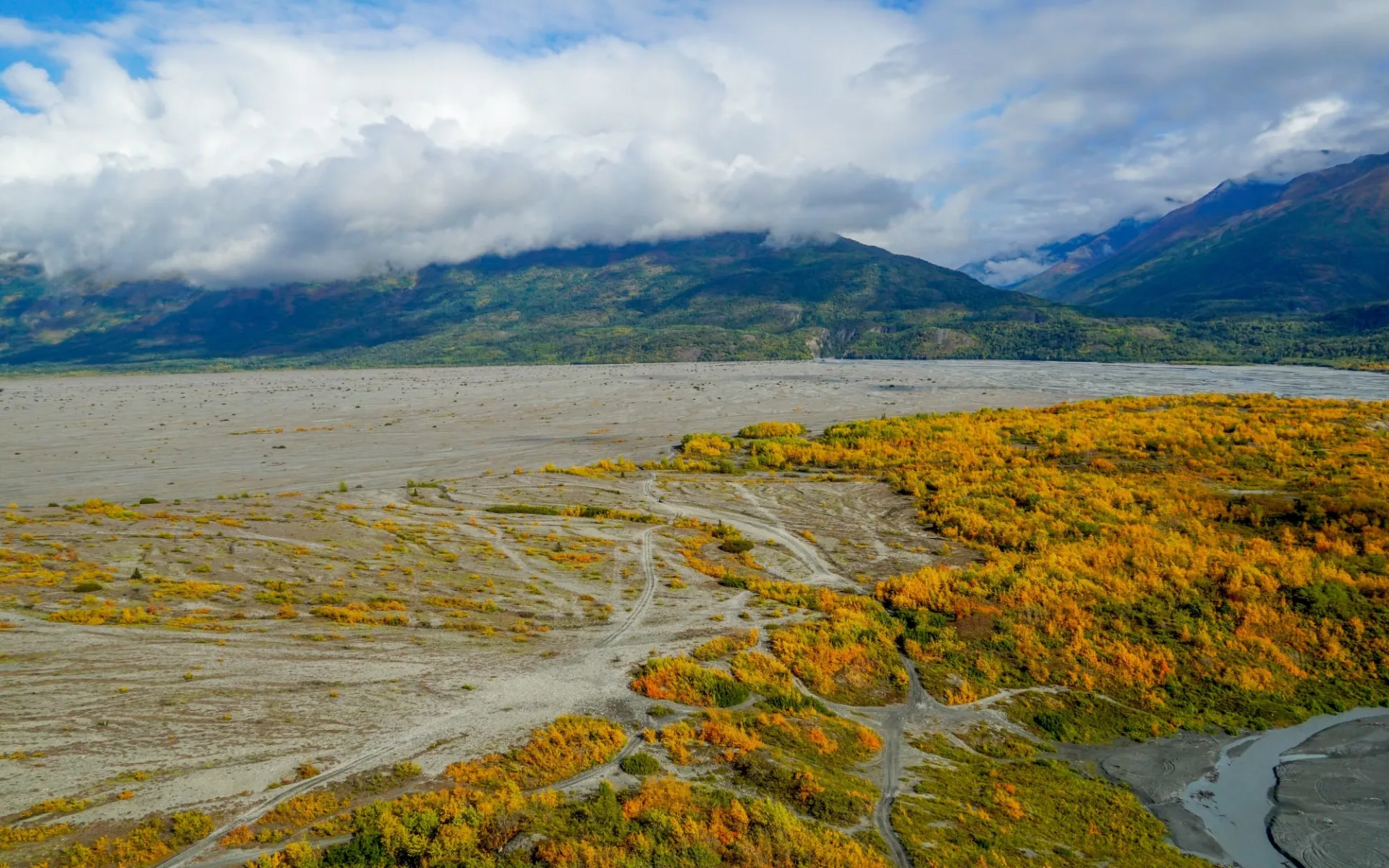 Knik River Lodge: shutterstock_1861555690_knik