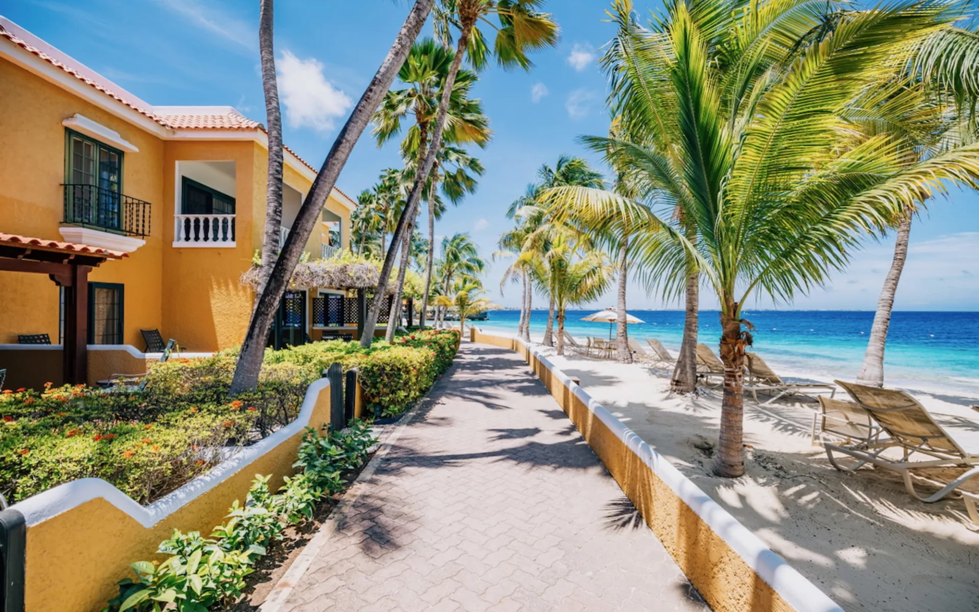 Harbour Village Beach Club Hotel in Bonaire: Suites beach perspective