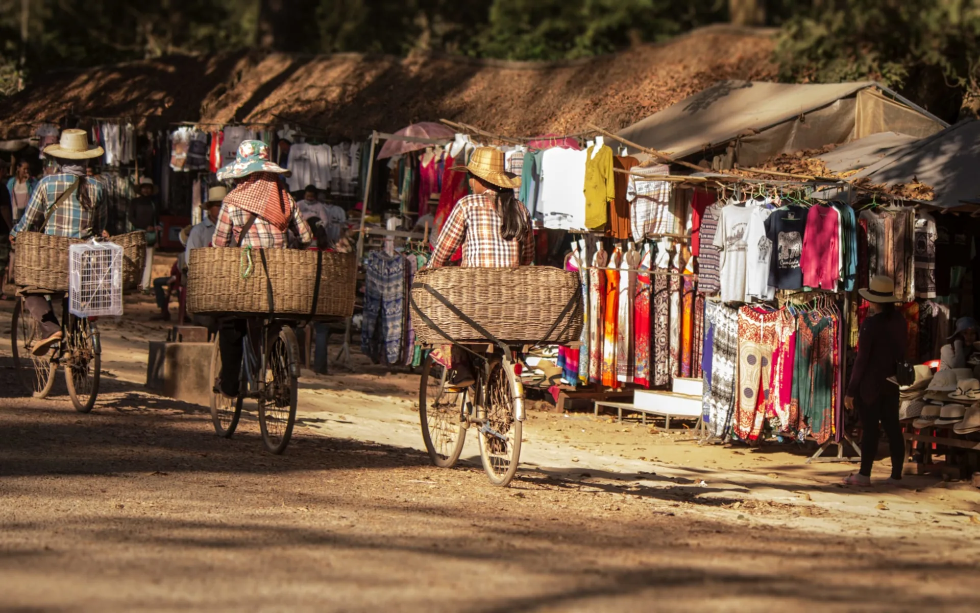 Überland von Phnom Penh nach Angkor: Three ladies riding bicycle