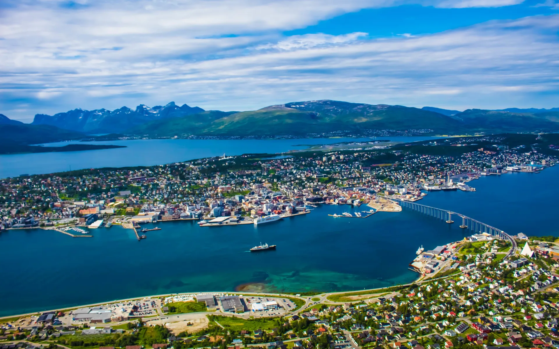 Clarion Edge in Tromsö: Tromso Stadt Norwegen mit der Brücke