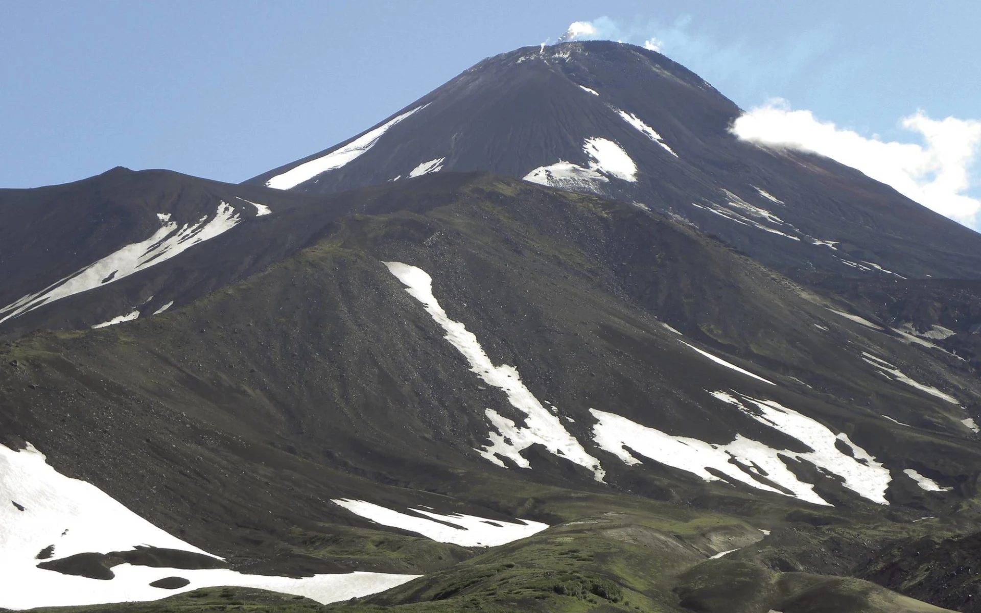 Vulkane, Geysire und Bären ab Petropawlowsk-Kamtschatka: Vulkane, Geysire und Bären_Avachinsky-Vulkan