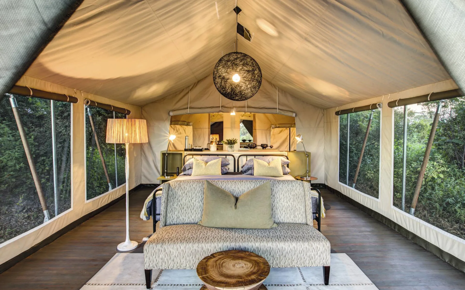 Gomoti Plains Camp in Okavango Delta: zimmer Gomoti - Bett mit Sofa c Machaba Safaris