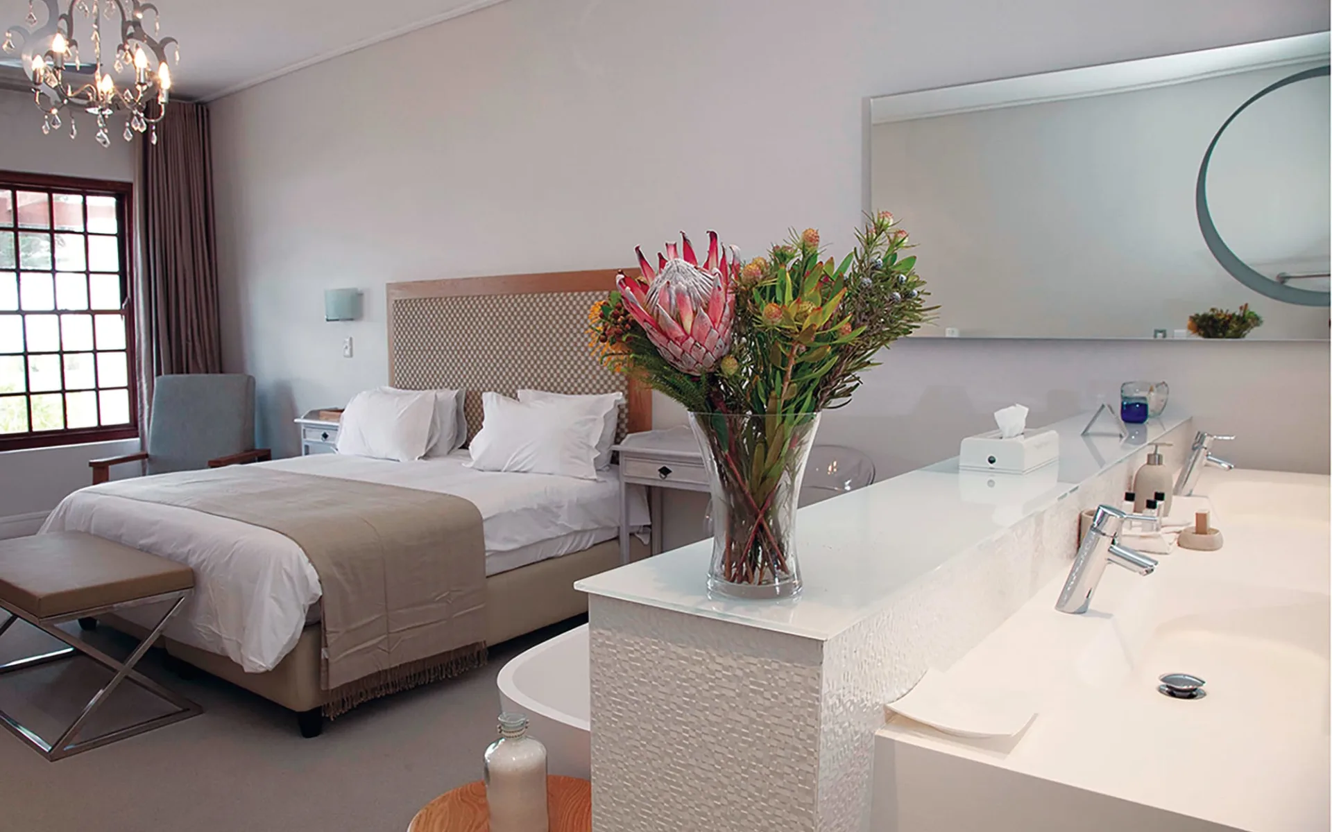 Harbour House in Hermanus: Zimmer Harbour House Schlafzimmer Romantic und Badezimmer mit Blumen