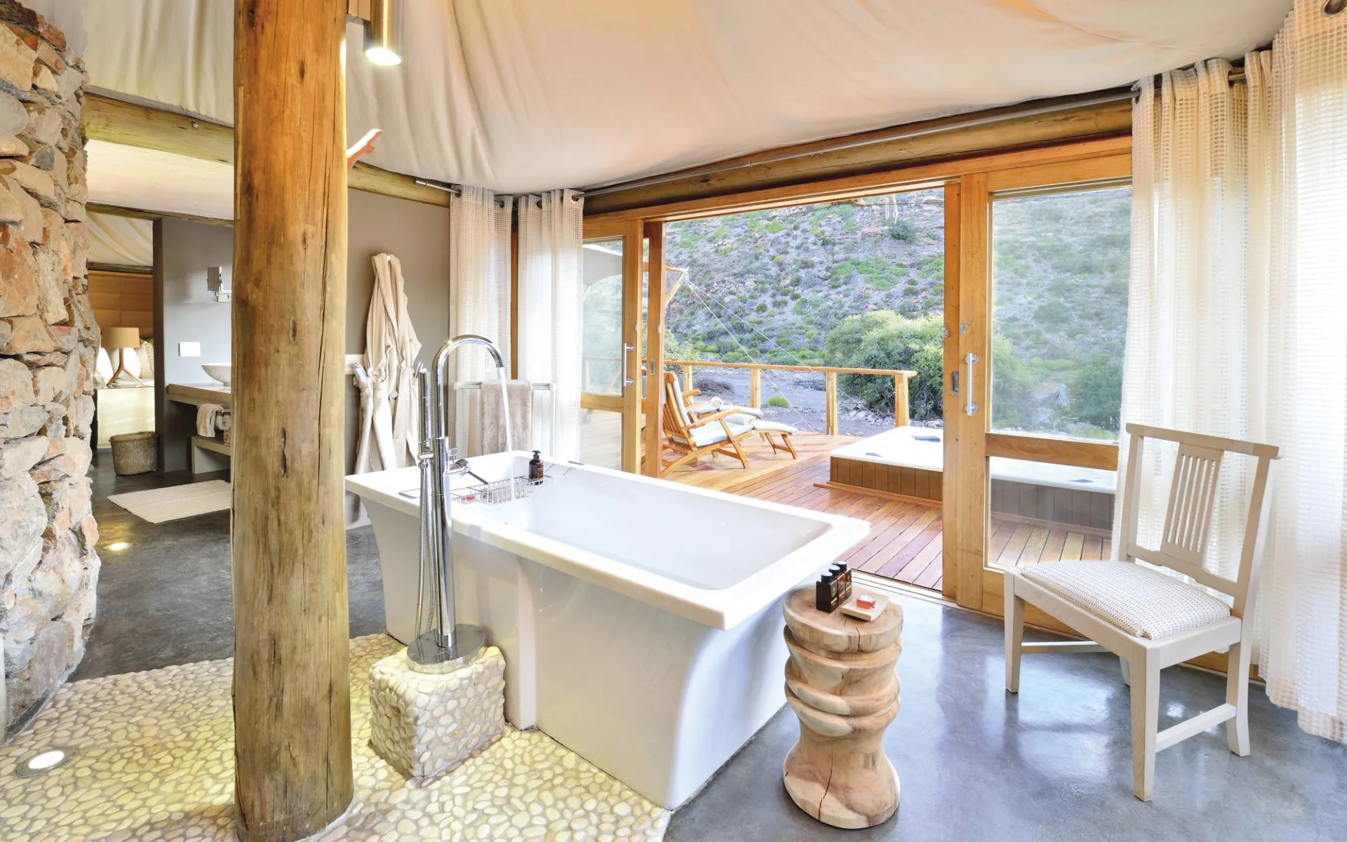 Sanbona Wildlife Reserve in Montagu: zimmer Sanbona Dwyka Lodge - Badezimmer mit Badewanne und Aussicht