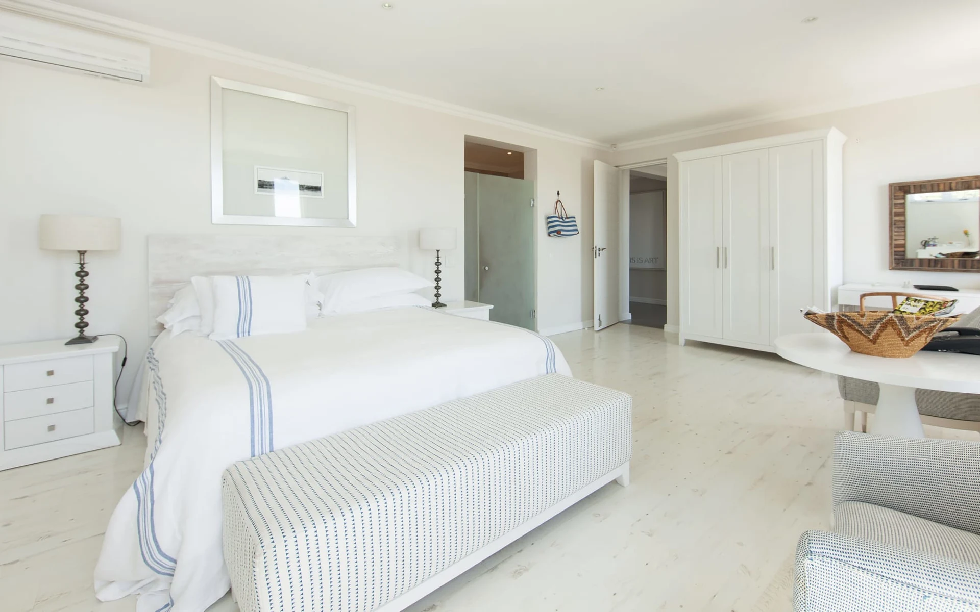 Sea Five Boutique Hotel in Camps Bay: Zimmer Sea Five Boutique Ocean Junior Suite weisses Bett