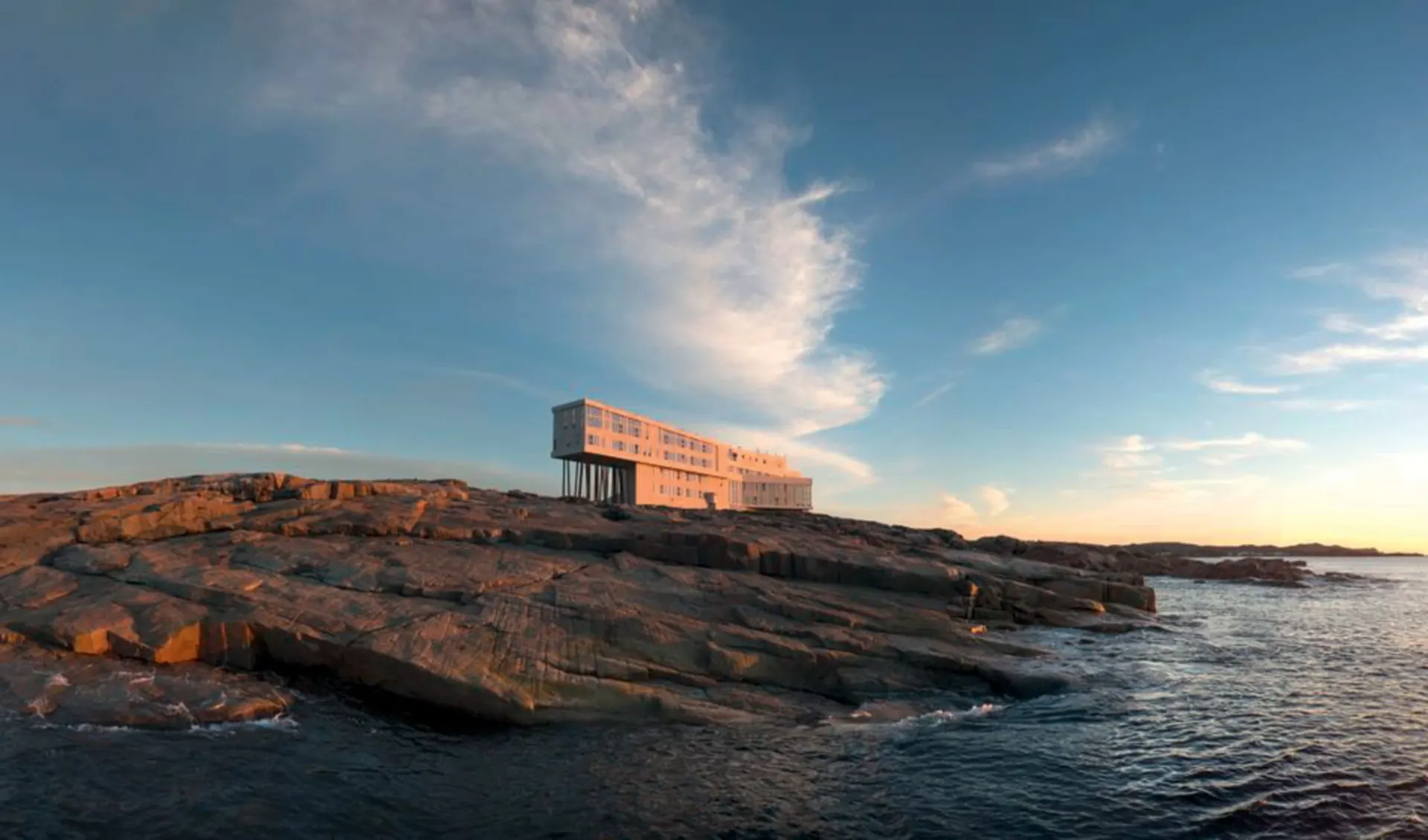 Fogo Island Inn: _ exterior Fogo Island Inn Sicht von Küste auf Hotel