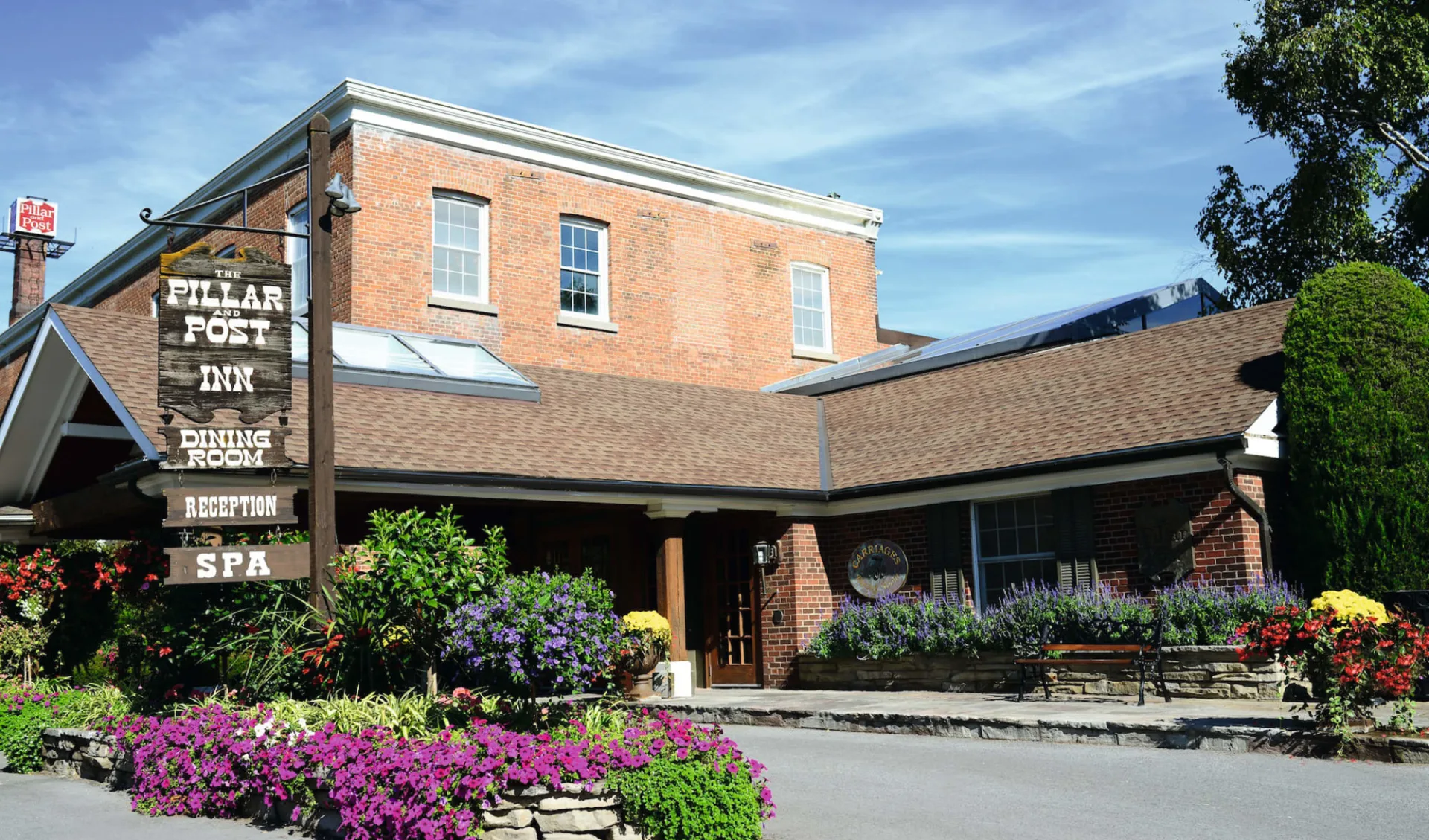 Pillar and Post Inn & Spa in Niagara on the Lake: _ exterior Pillar and Post Inn & Spa Sicht auf Eingang mit Schild