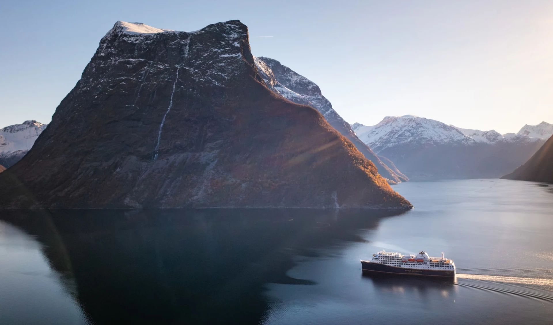 Dem Nordlicht entgegen an der Küste Norwegens ab Oslo: 0893_Hjørundfjord_-_©Oclin